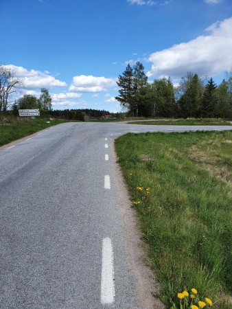 Här svänger du höger men om du vill ta en kortare väg cyklar du rakt fram