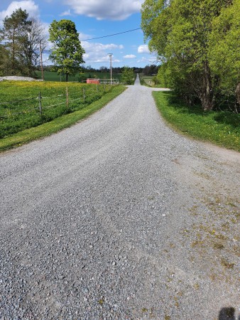 Lämna gården på den här vägen som tar dig till vägen mot Dalby.