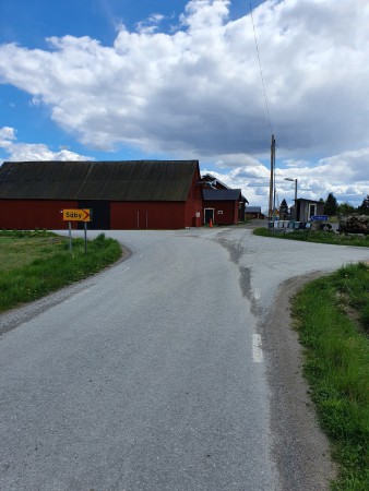 Här svänger vi vänster och hamnar i en brant nerförsfacke som tar oss ner till en kvarn/såg