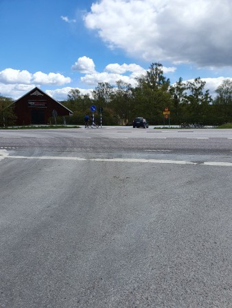 Väg 55 ska passeras och sedan till höger där bilen är 