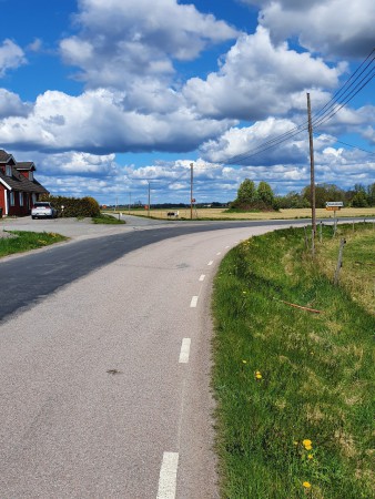 Sväng vänster här och följ vägen till Klinta. 
