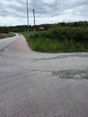 Här cyklar du höger fram till sjön.
