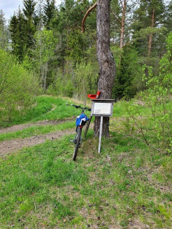 Cykla rakt fram här och följ sjön