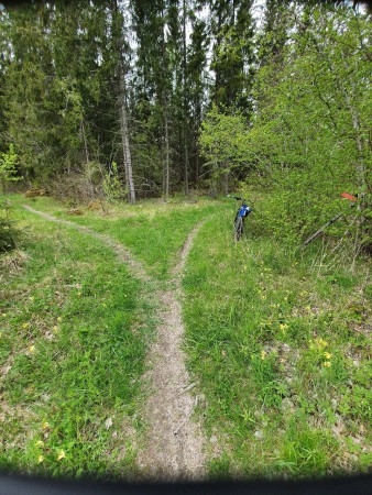 Sväng höger i denna korsning. En vändplan väntar efter 100 meter. Cykla rakt fram