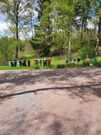 Sväng vänster och följ vägen till Frötuna gård