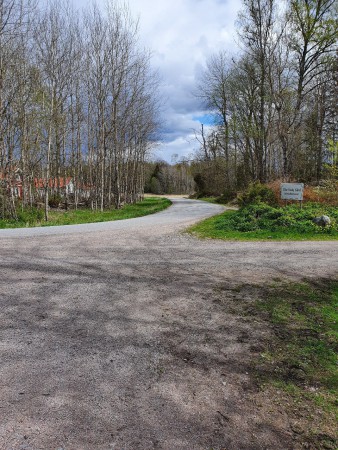 Sväng vänster in på asfalten mot Länna