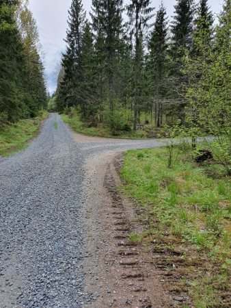 Sväng höger när vägen rakt fram har en bom.