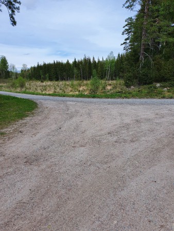 Sväng vänster vid huset (bakom kameran) ut på allmän väg.