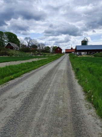 På väg mot Risberga gård passeras andra gårdar