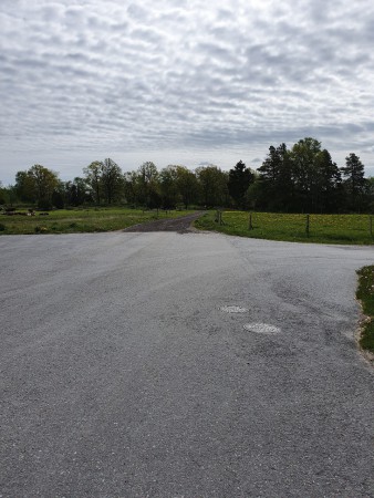 kör rakt fram, in på grusvägen när asfalten tar slut. Håll sen till höger.