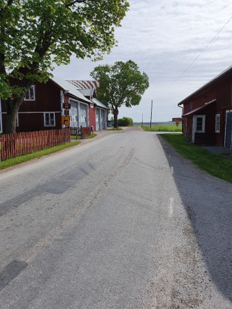 Sväng höger efter ladan