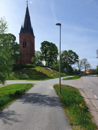 Sväng vänster mot Linnés Hammarby efter Danmarks kyrka