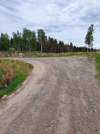 200 meter efter ett hus svänger du vänster här. 
