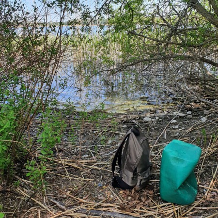 Inte världens trevligaste rastplats men ostört och sjöutsikt