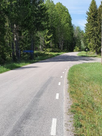 Efter golfbanan, sväng höger mot Broddby