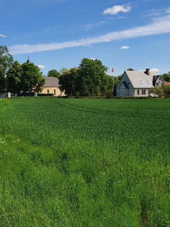 Sväng höger vid kyrkan och fortsätt över väg 272