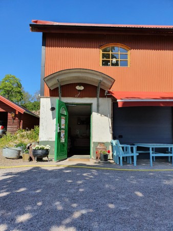 Köp en glass i gårdsbutiken i Ängeby. Sväng sedan vänster mot Storvreta