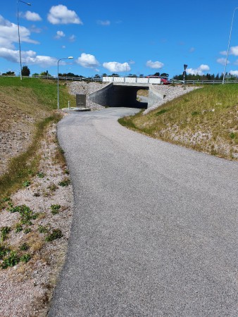 kör under 288:an och sväng vänster