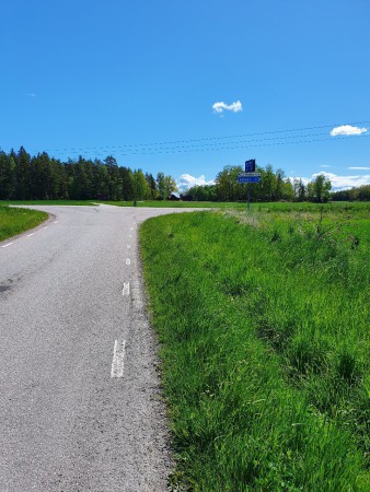 Svång vänster mot Rasbo kyrka