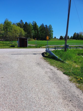 Sväng höger vid busshållplatsen
