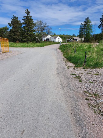 Följ Skogstorpsvägen/Svampmossevägen genom samhället 