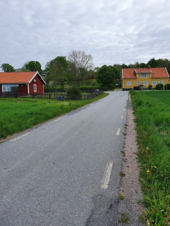 Sväng vänster vid gula huset