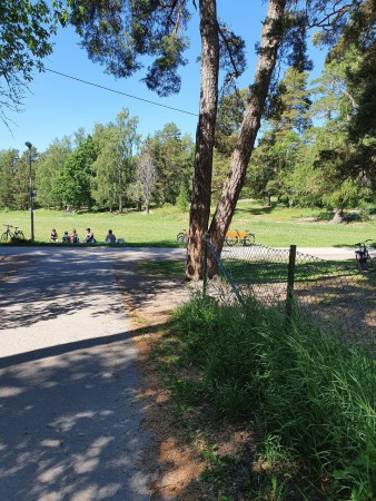Sväng höger efter skolan och sedan vänster efter 100 meter