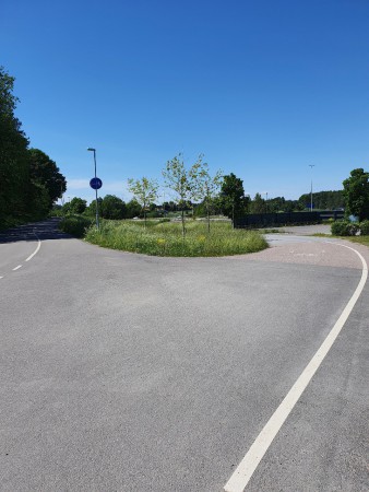 Sväng av på cykelvägen mot Berthåga. Gå mot undergången
