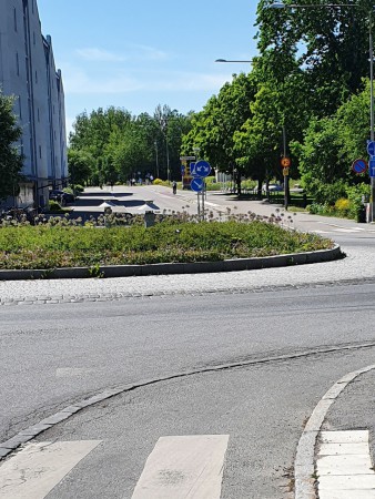 Rakt fram i rondellen mot Flogsta