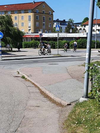 Vid Villavägens slut, sväng vänster vid Folkes livs. Fortsätt S:t Johannesgatan mot rondellen