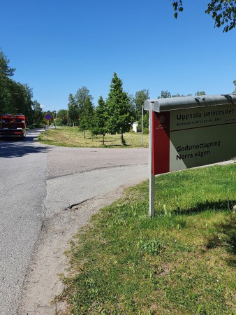 Sväng höger och gå till cykelvägen som svänger vänster om 200 meter
