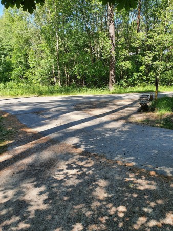 Framme vid Vårdsätravägen, lämna Gula stigen och sväng vänster
