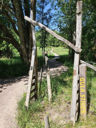 Följ stigen rakt fram