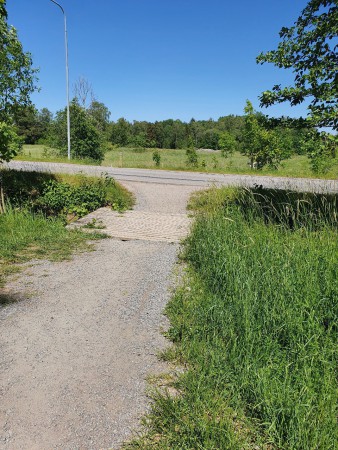Sväng höger och korsa vägen igen vid denna bro. Följ Gula stigen
