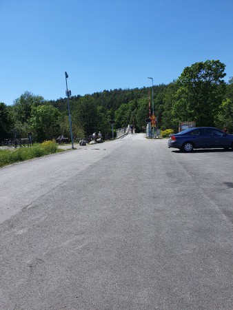 Korsa Fyrisån och sväng vänster in på cykelvägen mot Ultuna