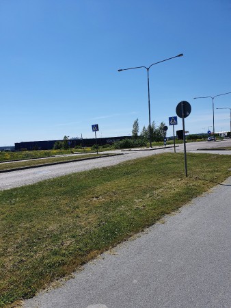 Korsa Rapsgatan vid Fyrislundsgatan och fortsätt cykelvägen fram