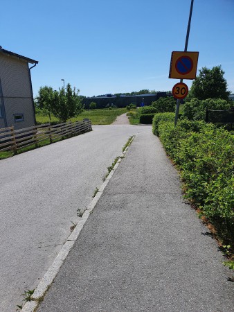 Gå fram till gröna industribyggnaden och följ vägen runt mot Rapsgatan