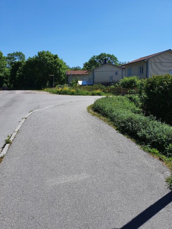 Sväng höger in på gatan mot gamla Almqvist&Wiksell