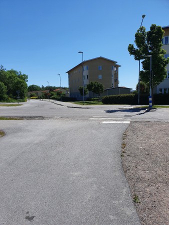 Korsa Stålgatan och in på Södra Slavstavägen