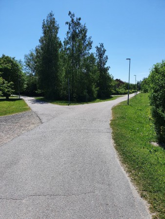 Håll till höger och följ cykelvägen ända fram till Stålgatan