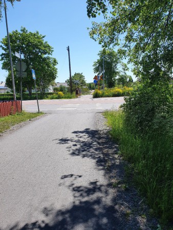 Korsa Fålhagsgatan och fortsätt rakt fram över järnvägen