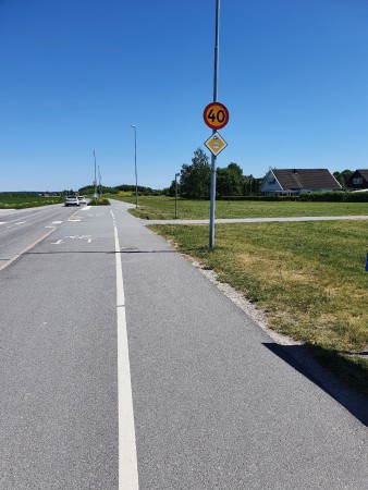 Sväng höger in på cykelbanan och följ den genom hela Årsta