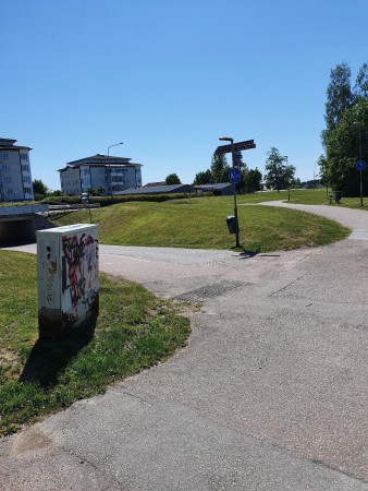 Sväng vänster under G:a Uppsalagatan och gå hela cykelvägen rakt fram