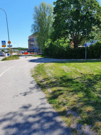 Sväng höger in på cykelbanan.