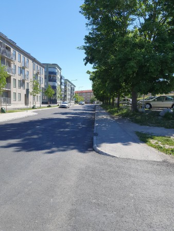Sväng höger på Hällbygatan och fortsätt över Börjegatan till Sysslomansgatan