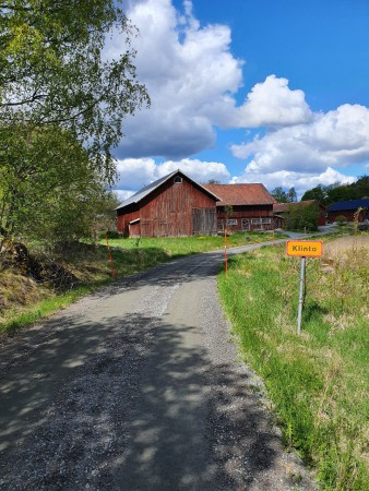 Följ vägen förbi ladan vid vägen och sväng sen höger