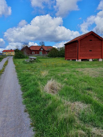 Hembygdsgården i Altuna. Sväng höger vid gula huset och cykla mot Åkerby kyrka