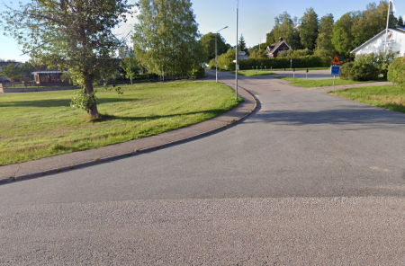 Sväng vänster in på Ramsjövägen och följ den till väg 600 där du svänger vänster