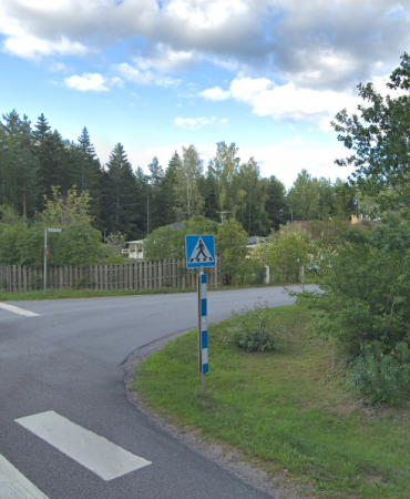 Cykla ca 150 meter på väg 600 och sväng sen höger in på Genvägen