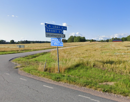 Sväng höger mot Broby. (Om du vill korta vägen till Wik kan du köra rakt fram här över Börje och sen mot Vänge)